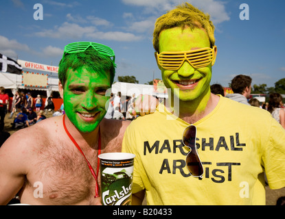 Gli uomini con facce dipinte di Glastonbury Festival Pilton Somerset REGNO UNITO Europa Foto Stock