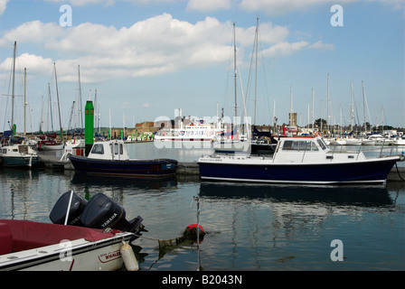 Barche e yacht ormeggiati a Yarmouth Harbour / Fiume Yar a Yarmouth sull'isola off Wight, Regno Unito. Foto Stock