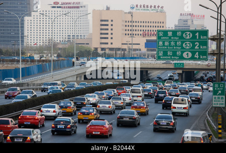 Veicoli congestionati nel traffico inquinante inceppata sulla città di Pechino Cina autostrada Foto Stock