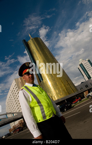 Il kazako poliziotto con la golden,casa conica del ministero edificio chiude il lato orientale di Nurzhol Boulevard di Astana capitale del Kazakistan Foto Stock