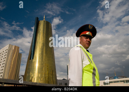 Il kazako poliziotto con la golden,casa conica del ministero edificio chiude il lato orientale di Nurzhol Boulevard di Astana capitale del Kazakistan Foto Stock