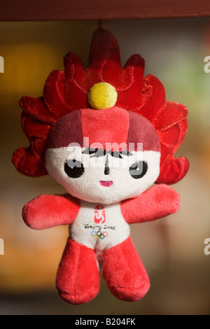 Giochi Olimpici 2008 souvenir ufficiale mascotte Fuwa fiamma olimpica carattere Huan Huan in negozio di Pechino CINA Foto Stock