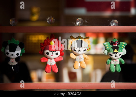 Giochi Olimpici 2008 Olimpiadi ufficiale souvenir mascotte Fuwa caratteri nel negozio di souvenir a Beijing in Cina Foto Stock