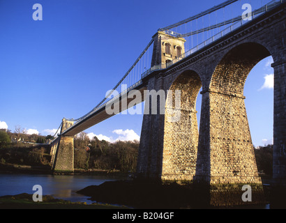 Menai Suspension Bridge al tramonto Anglesey North Wales UK Foto Stock