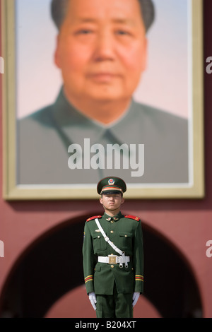 Soldato sorge nella parte anteriore del Presidente Mao ritratto alla porta della Pace Celeste Ingresso alla Città Proibita Cina Foto Stock