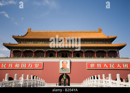 Soldato dal presidente Mao ritratto alla porta della Pace Celeste ingresso al palazzo imperiale la città proibita in Cina Foto Stock