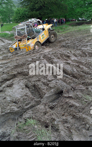 Giallo Land Rover Serie 1 basato su off-road racer lottando con fango al 1993 Rally nazionale. Foto Stock