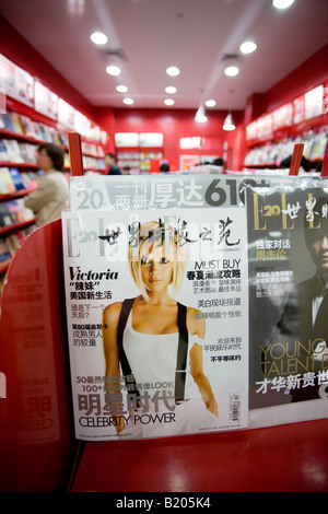 Victoria Beckham Posh Spice sul coperchio anteriore del cinese in ELLE magazine shop Shanghai in Cina Foto Stock