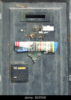 La vecchia porta con letter box in italia Foto Stock