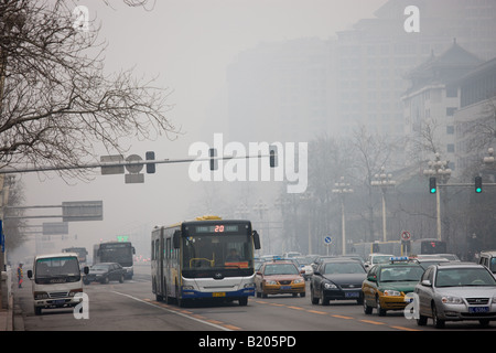 Pullman e traffico pesante in materia di inquinamento atmosferico di smog di Pechino sulla strada principale Chang An Avenue Cina Foto Stock