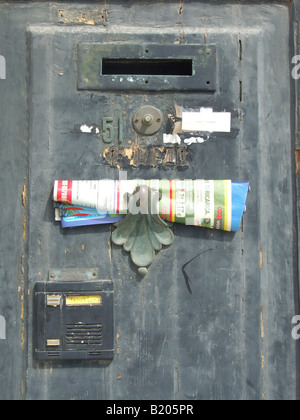 La vecchia porta con letter box in italia Foto Stock