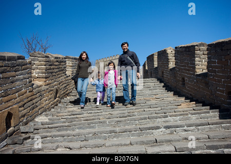 American famiglia cinese a piedi l'antica Grande Muraglia a Mutianyu a nord di Pechino CINA Foto Stock