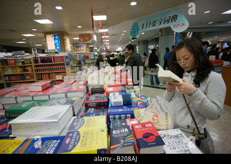 Shopper in Beijing book shop Cina Foto Stock