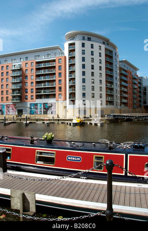 Clarence Dock dal Royal Armouries Museum con la nuova sistemazione in appartamento e residenti ormeggi oltre Foto Stock