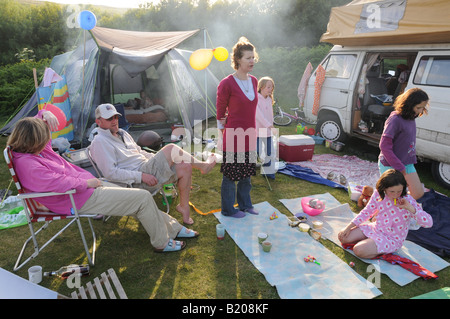 Persone relax su un confuso campeggio Foto Stock