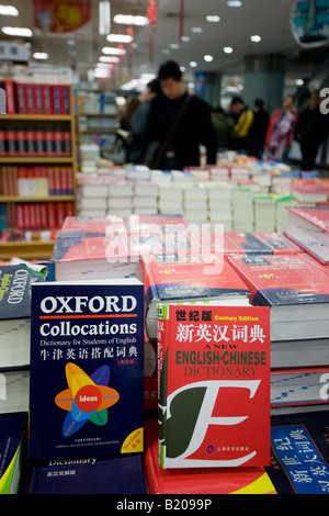 Dizionari inglese tra cui Oxford English a Pechino book shop Cina Foto Stock