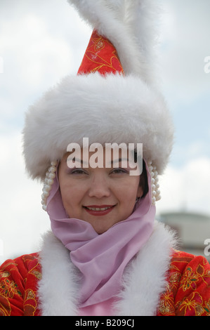 Il kazako donna che indossa tradizionale alto copricapo chiamato Saukele per nozze in Kazakistan Foto Stock
