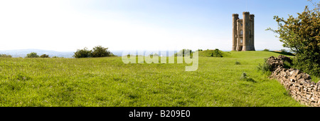 Una vista panoramica della torre di Broadway situato a 1024 piedi sulla Cotswold scarpata a Broadway Hill, Worcestershire Foto Stock