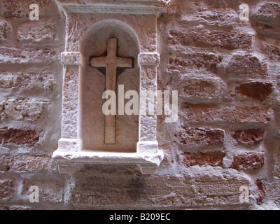 Croce sul lato strada altare a venezia, Italia Foto Stock