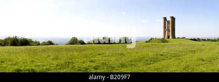 Una vista panoramica della torre di Broadway situato a 1024 piedi sulla Cotswold scarpata a Broadway Hill, Worcestershire Foto Stock