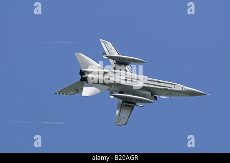 RAF F3 di Tornado 43 Squdron invertendo il giro completo su RAF Kinloss Forres Moray Foto Stock