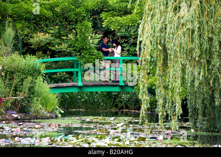 Accoppiare il ponte giapponese Monet il giardino di Giverny vicino a Paris Francia France Foto Stock