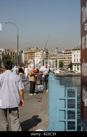 Gli uomini la pesca sul ponte Galata ad Istanbul in Turchia Foto Stock