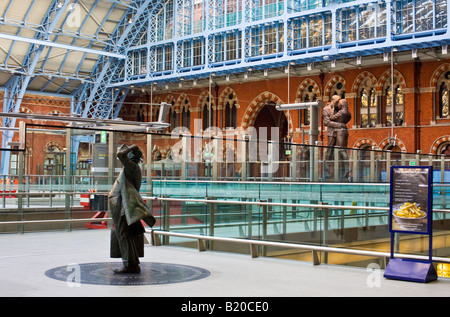 La statua di Sir John Betjeman nella stazione di St Pancras,Londra. Foto Stock