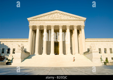 Facciata dell'edificio della Corte Suprema DEGLI STATI UNITI Washington DC // WASHINGTON DC - l'edificio della Corte Suprema degli Stati Uniti, situato su Capitol Hill a Washington DC, è un esempio iconico di architettura neoclassica progettato dall'architetto Cass Gilbert e completato nel 1935. La grandiosa facciata dell'edificio presenta 16 torreggianti colonne corinzie e una scala in marmo che conduce all'entrata. Sopra l'ingresso principale sono incise le parole "EQUAL Justice under Law", che riflettono la missione costituzionale della Corte. L'edificio è la più alta autorità giudiziaria degli Stati Uniti ed è un importante punto di riferimento della nazione Foto Stock