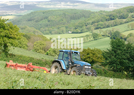 Per i foraggi insilati il taglio in una fattoria nel Devon con Dartmoor nella massa posteriore Foto Stock