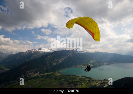 Il parapendio in tandem su Interlaken Oberland Bernese highlands Cantone di Berna in Svizzera Foto Stock
