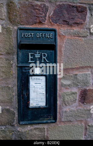 Nero montato a parete Letter Box in Monmouthshire Galles del Sud Foto Stock