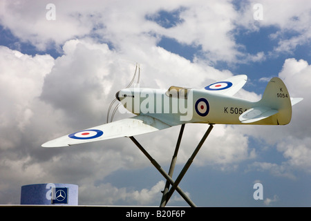 Replica di un Supermarine Spitfire fuori l'aeroporto di Southampton Hampshire Inghilterra Foto Stock