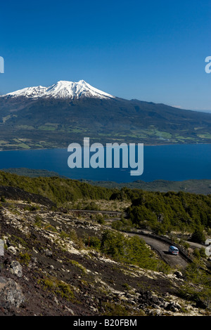 Strada di ghiaia sul vulcano Osorno Lago Llanquihue Cile Foto Stock