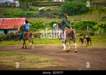 Gli uomini su cavalli Hanga Roa Isola di Pasqua Foto Stock