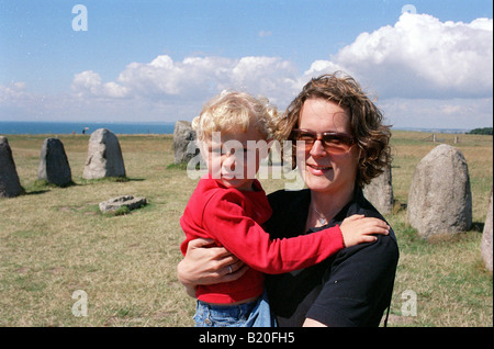 La madre e il bambino in Ales Stenar formazione in pietra vicino Kaseberga, Svezia Foto Stock