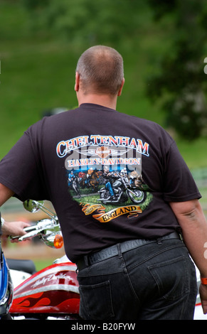 Uomo che indossa un Cheltenham Harley Davidson T shirt Foto Stock