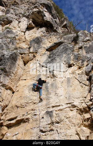 Arrampicata sulle rocce della bella 16esimo secolo HILLTOWN di Civitella del Tronto IN ABRUZZO ,Italia Foto Stock