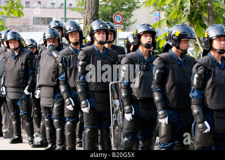 Giapponese degli ufficiali di polizia antisommossa indossa l'ingranaggio in occasione del vertice G8 di Sapporo. Foto Stock