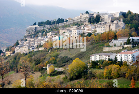 La bella 16esimo secolo HILLTOWN di Civitella del Tronto IN ABRUZZO ,Italia Foto Stock