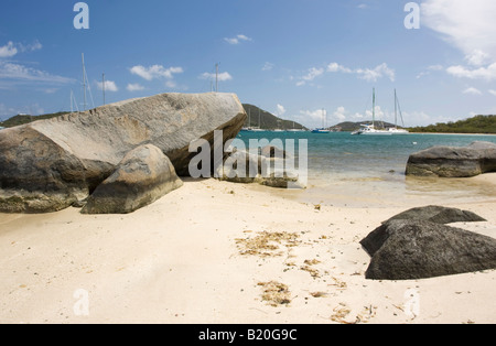 Grandi massi su una sabbiosa spiaggia tropicale Foto Stock