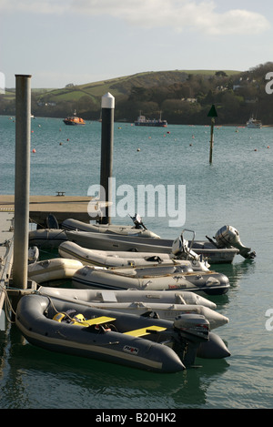 Gommoni barche ormeggiate a pontone, Salcombe, Devon, Regno Unito Foto Stock