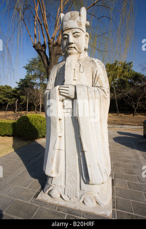 Statua di un alto funzionario civile advisor per l'imperatore sul modo lo spirito presso le Tombe dei Ming Changling sito cinese di Pechino Foto Stock