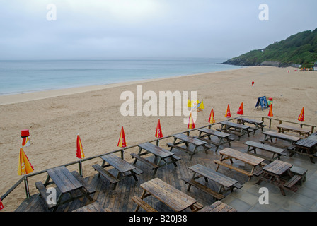 Vuoto spiaggia cafe st.ives,cornwall,uk in una piovosa giornata d'estate Foto Stock