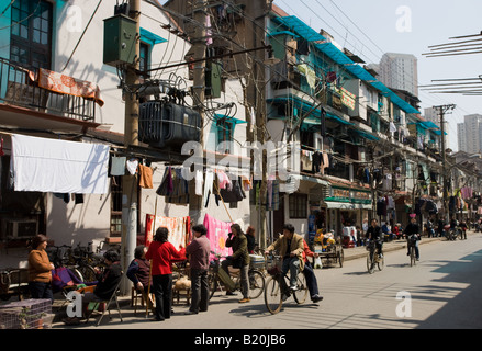 Strada trafficata scena in Zi Zhong Road vecchia concessione francese trimestre a Shanghai in Cina Foto Stock