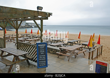 Un vuoto spiaggia cafe a st.ives,cornwall,uk in una piovosa giornata d'estate Foto Stock