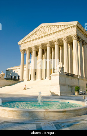 Supreme Court Building Fountain Washington DC | WASHINGTON D.C., Stati Uniti - Una fontana plaza gioca in primo piano del Supreme Court Building, i cui gradini di marmo conducono alla facciata neoclassica del 1935 di Cass Gilbert. L'ingresso ovest dell'edificio è scritto "Equal Justice under Law" e oltre le sue colonne corinzie si trovano l'aula di tribunale, le camere dei giudici e la Biblioteca della Corte Suprema. Foto Stock