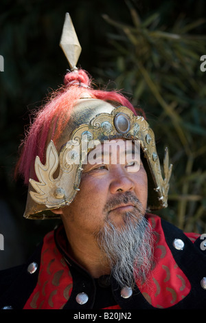 L'uomo vestito di guerriero mongolo costume presso la Grande Muraglia Mutianyu a nord di Pechino Pechino in precedenza Foto Stock