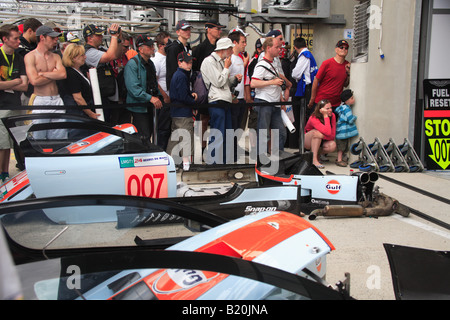 Pit garage pannelli auto spettatori fansLe Mans 24 ore motore annuale gara Francia,XIV - XV Giugno 2008. Classificazione LMGT1 Aston Foto Stock