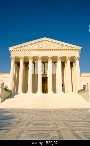 WASHINGTON DC, Stati Uniti - l'edificio della Corte Suprema degli Stati Uniti, situato su Capitol Hill a Washington DC, è un esempio iconico di architettura neoclassica. La grandiosa facciata dell'edificio presenta torreggianti colonne corinzie e una scala in marmo che conduce all'entrata. È la più alta autorità giudiziaria degli Stati Uniti ed è un importante punto di riferimento nella capitale della nazione. Foto Stock